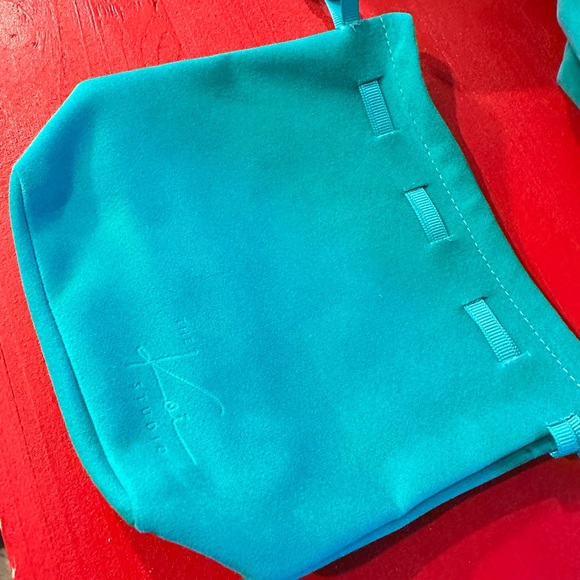 Shop Khoi Teal Velvet Jewelry Box - Picture 7 of 10